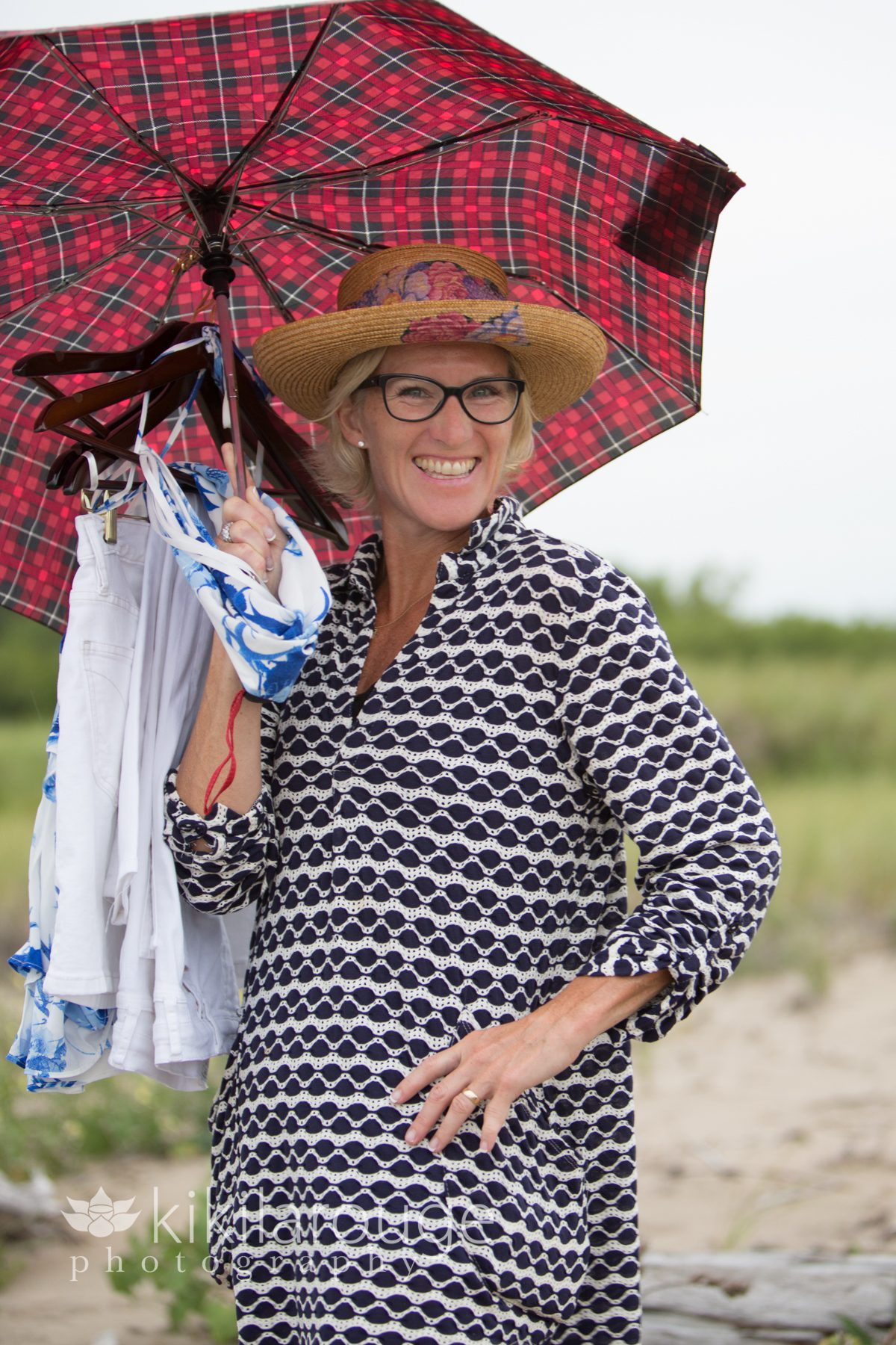 Mom on Senior photo with umbrella and outfits