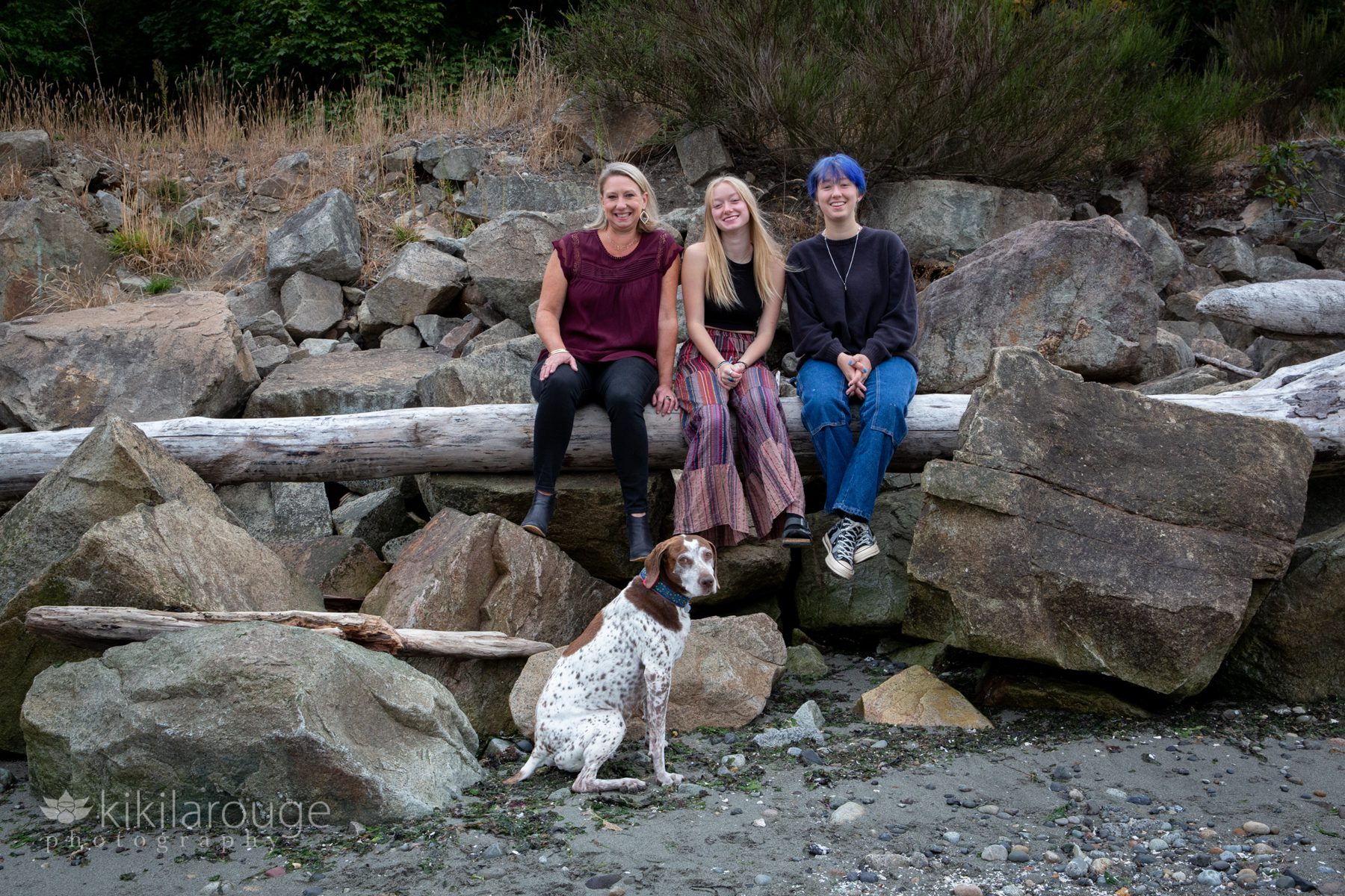 Family portrait on driftwood with Mom and twins with GSP dog in front